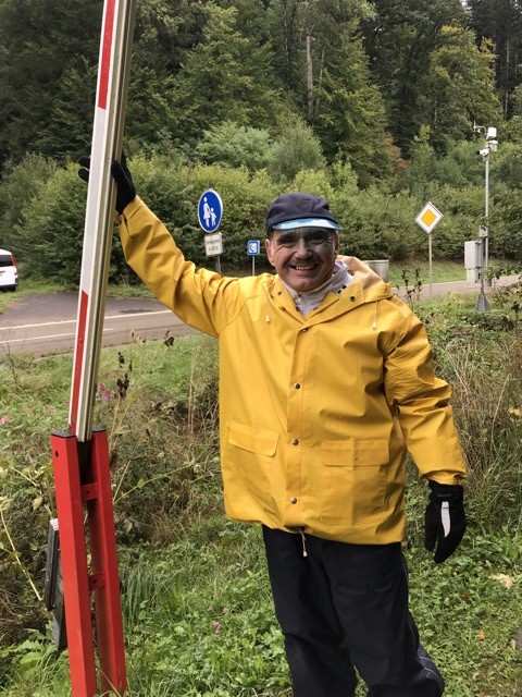 Bild 4 Strahlender Peter am Bahnübergang Web hoch