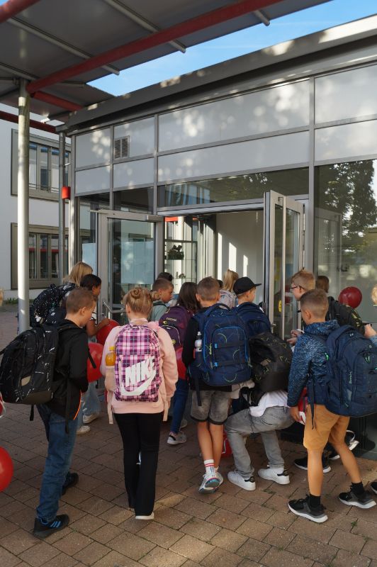 Am Haupteingang hereinspaziert