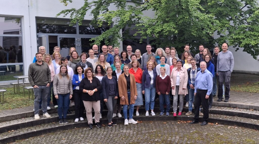 Das aktuelle Bild hat keinen Alternativtext. Der Dateiname ist: Kollegium-scaled.jpg