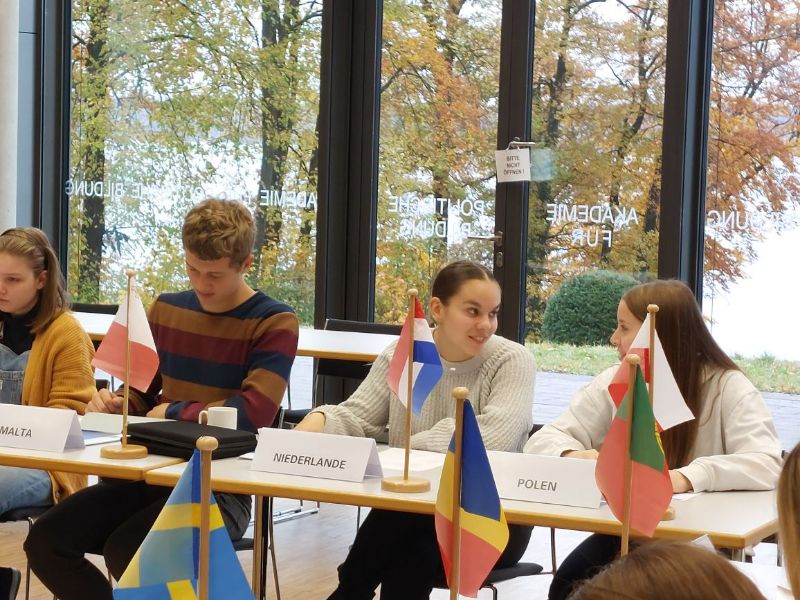 Das Europäische Parlament bei der Arbeit beobachtet von der Europäischen Kommission 1