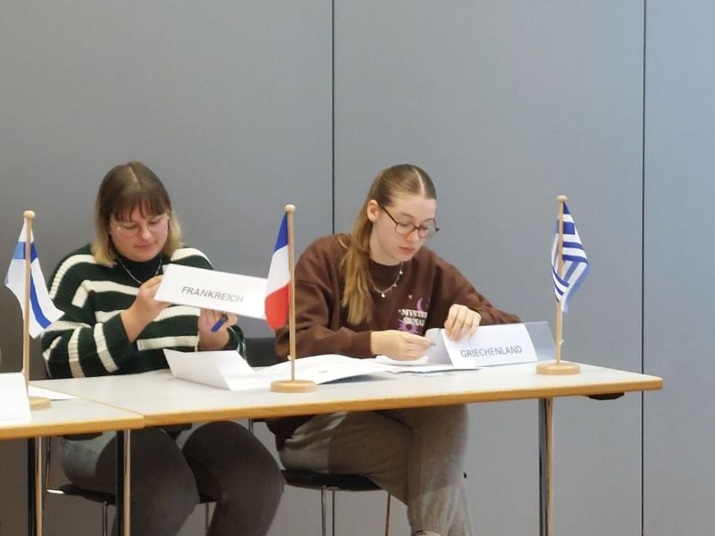 Das Europäische Parlament bei der Arbeit beobachtet von der Europäischen Kommission 2